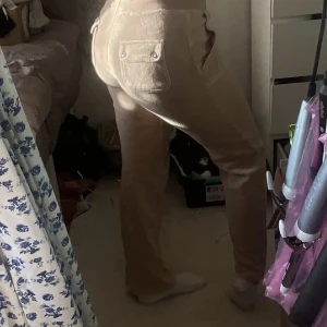 Juicy byxor  - Beiga juicy couture byxor, ingenting saknas dom är sköna snygga och i mycket fint skick inte särskilt mycket använda och ingen av metall utsmyckningarna saknas!! Kontakta gärna om du är intresserad 