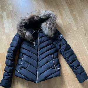 Hollies jacka  - Svart jacka från Hollies st38 Liten i storleken Jag skulle säga storlek S