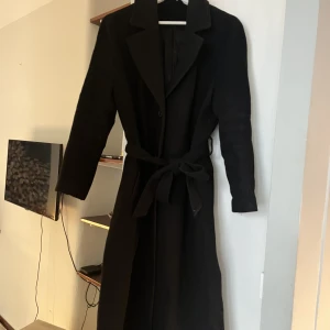 Svart ullkappa - Svart ullkappa från &other stories i storlek 38. Väl använd men fortfarande bra skick.