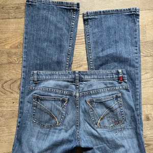 Lågmidjade bootcut jeans.  - Superfina lågmidjade bootcut jeans med fina detaljer på fickorna. Midjemått 39cm, innerbenslängd 80 cm❤️‍🔥❤️‍🔥