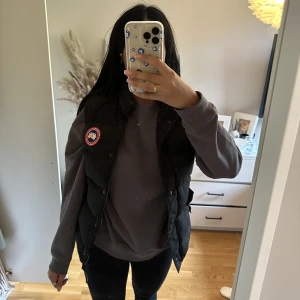 Canada Goose väst  - Svart dam Canada Goose väst. Storlek S. Nypris ca 7000kr säljs för 4000kr men pris kan diskuteras. Fler bilder går att få. Inga missfärgningar, den svarta färgen på västen är fortfarande som ny & ser inte urtvättad ut som Canada Goose jackorna kan se ut. 