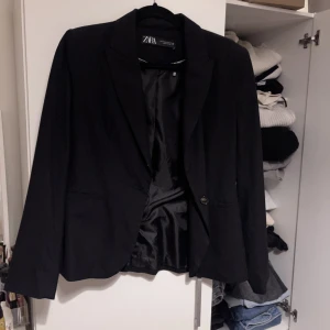 Kavaj - Kavaj från zara. Sitter overzised på mig som vanligtvis har 36 i storlek