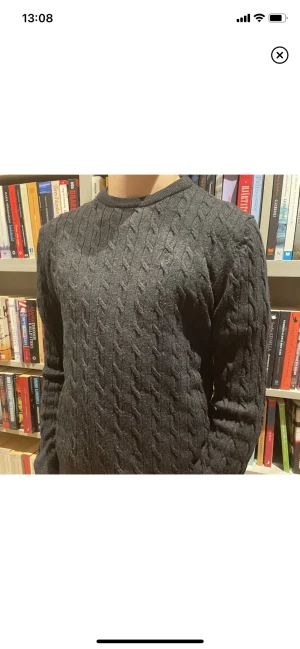 Morris stickad tröja  - Bra skick finns dock Nåra få hål och där med priset. Sitter med som S Hör av vid frågor