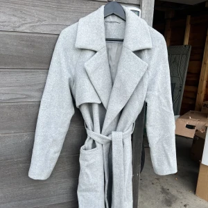 Nästan ny kappa från 2NDDAY - Nästintill helt ny kappa från 2NDDAY, Day Birger et Mikkelsen. Storlek 38. Superskönt material (Cashmere, ull, silke m.m) och inga defekter. Kontakta för mig för mer bilder samt information.☺️ Nypris ca 4000kr 