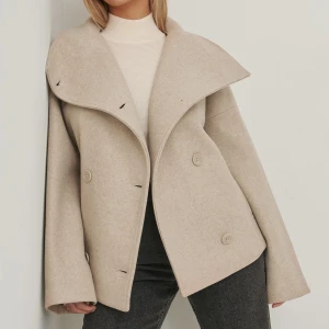 Kappa från Nakd - Säljer denna slutsålda kappa från Nakd, använd ca 3 ggr så väldigt fint skick, nypris 999 kr 🖤 Skriv privat för fler bilder