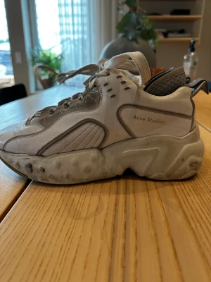 Acne - Säljer mina väl använda men otroligt sköna Acne skor