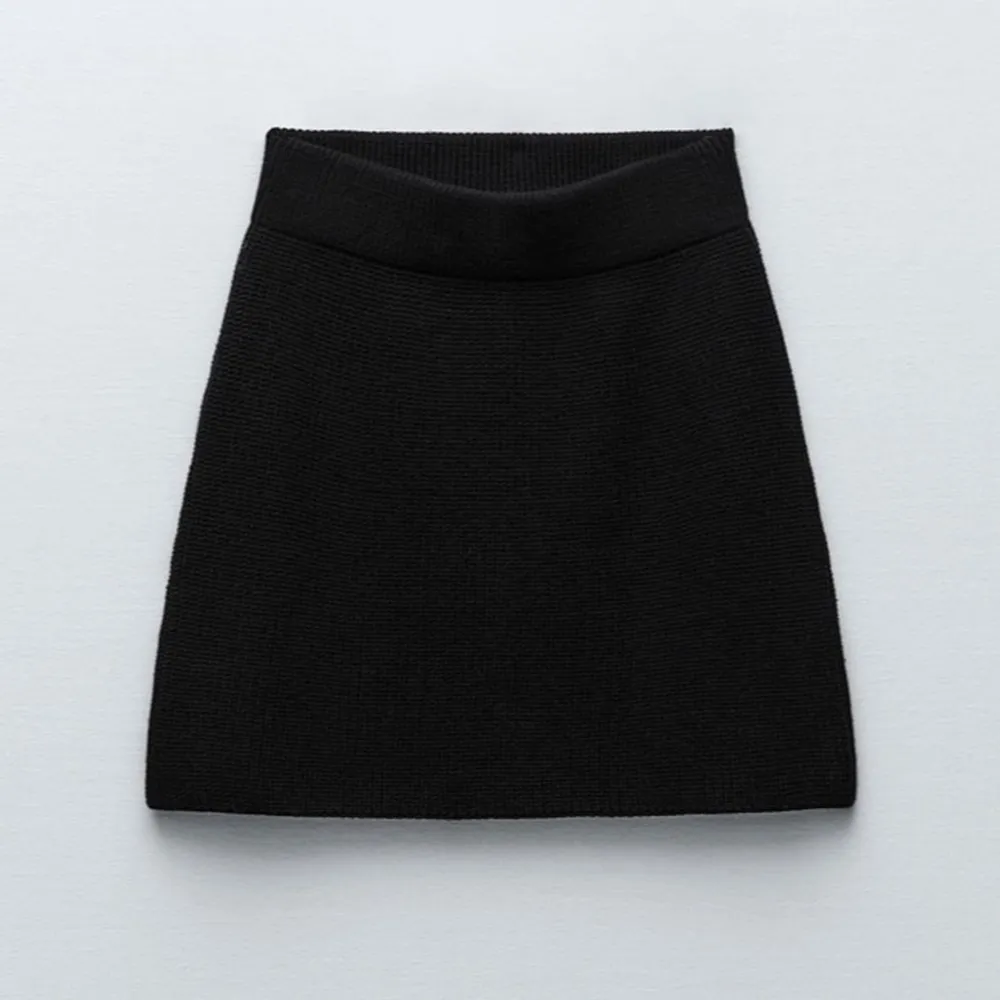 Säljer denna stickade kjolen från zara❤️ aldrig använd ❤️som ny! Köpt för 400kr, går ej att köpa längre. Kjolar.