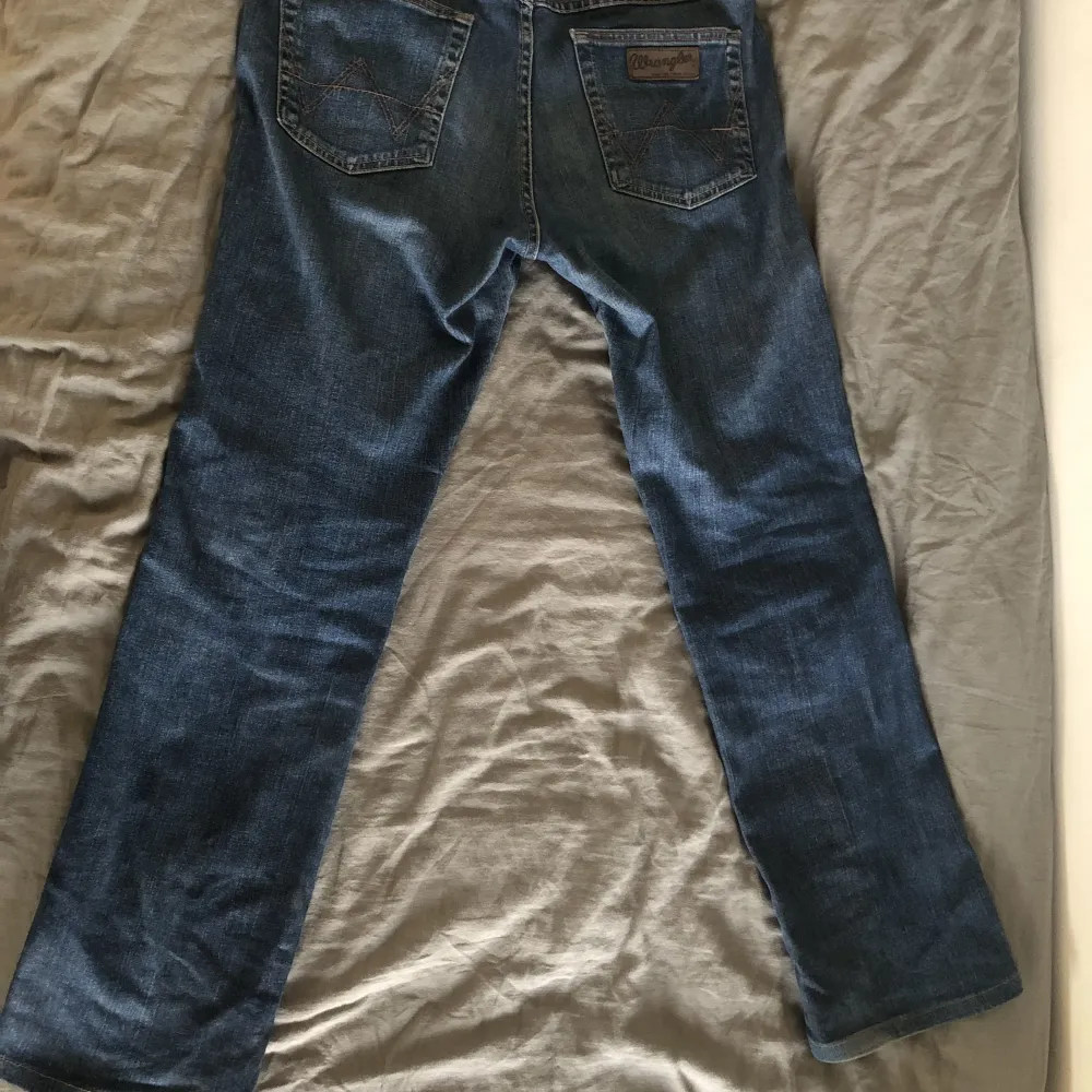Ett par Wrangler jeans med nästa inget slitage, fråga gärna efter fler bilder.. Jeans & Byxor.