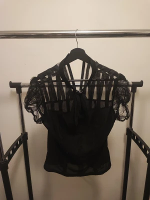 Magisk topp - VÄNTA PÅ SVAR FRÅN MIG INNAN KÖP! Magiskt vacker top i mesh med knytning och brosch med Marilyn Monroe i. Väldigt fint skick, unik topp