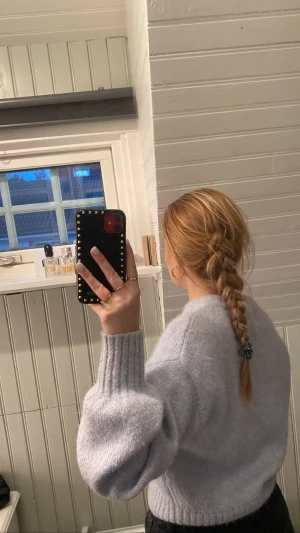 Ljusblå stickad tröja - Säljer min ljusblåa stickade tröja från H&M då jag inte använder den så ofta. Väldigt bra kvalité. Den sticks lite men de är inget som stör Står att stl är xs men jag skulle säga att den också passar S och kanske till och med M. Själv bär jag oftast S på 