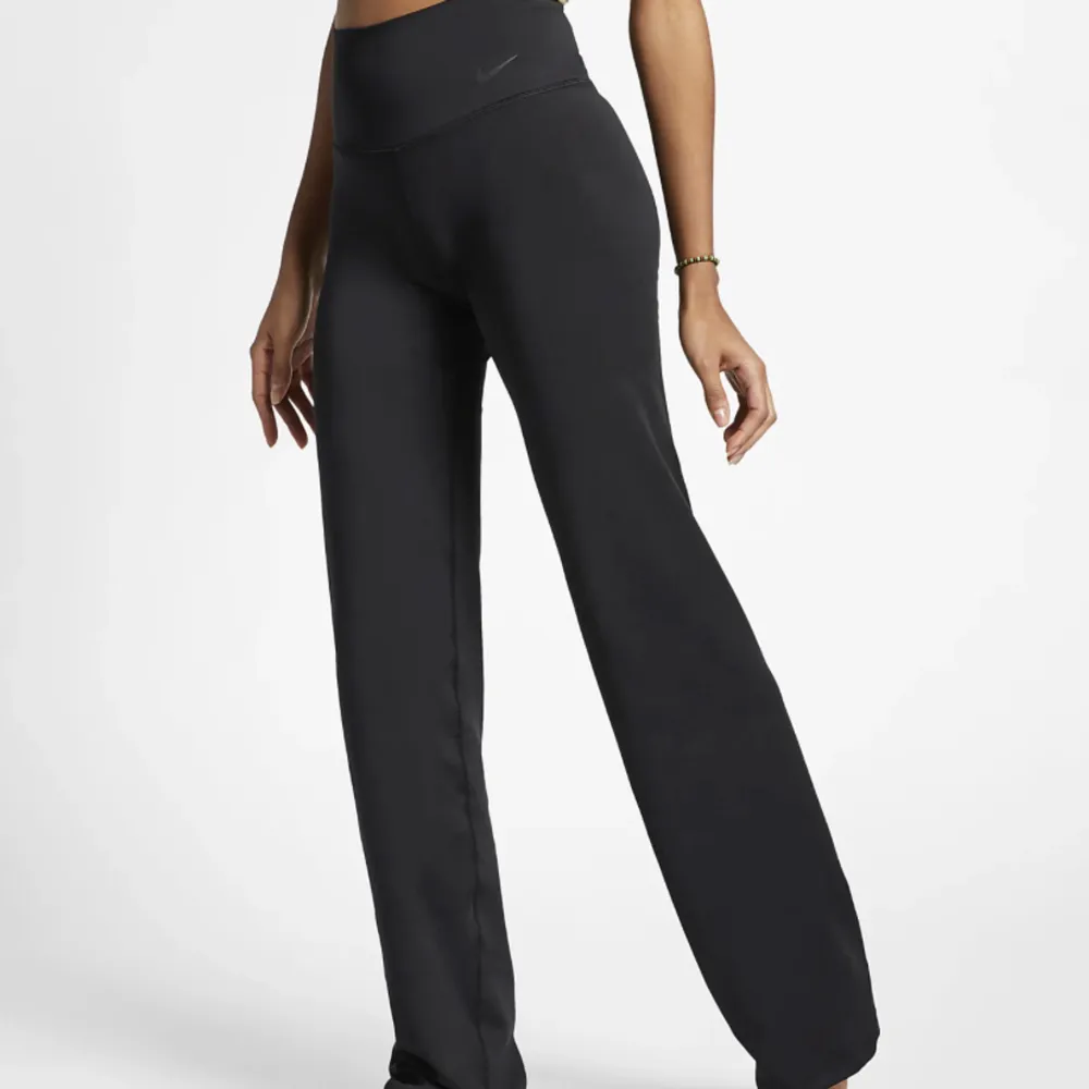 Nike yoga pants, svart oanvänd i str S. Jeans & Byxor.