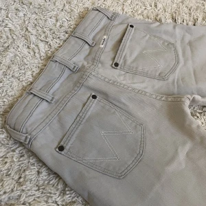 Grå jeans från wrangler - Lågmidjad och bootcut modell, påminner om LTB jeansen. ❤️Passade tyvärr inte mig, bild 2 är lånad från säljaren! Innerben: 86cm, midja rakt över: 35cm. Kan fixa fler mått! 🫶 Håll koll på min profil, lägger för det mesta upp vintage jeans. 😍