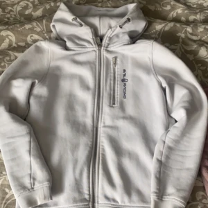Sailracing  - Säljer nu min vita sailracing zip hoodie då den inte kommer till så mycket användning längre. Jag är 1,60 och den passar mig perfekt (se sista bilden) Inga fläckar och sparsamt använd så inga defekter. 550 kr är med frakt, kan gå ner vid snabb affär🫶🏻