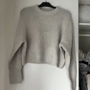 Stickad tröja från zara storlek L men är mer som en S. Jättefint skick. Knappt använd, grå/beige färgad 