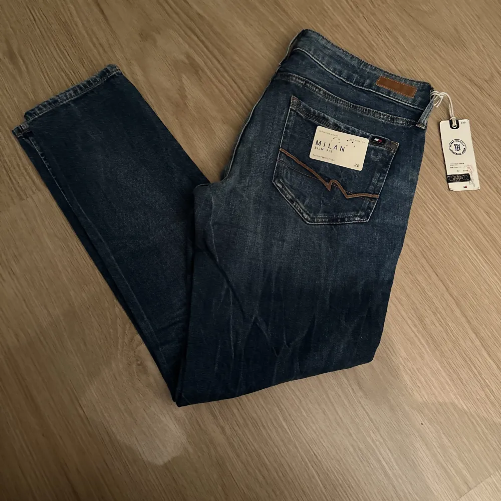Helt nya och oanvända byxor från Tommy Hilfiger.  Har bara inte kommit till användning.  Det är ett par byxor som har storlek 28 i USA men är S hos oss.  Det är slim fit men skulle säga att dem är lite lösa ner till. Jeans & Byxor.