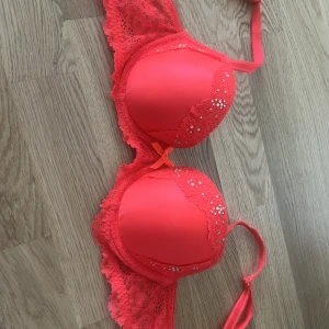 Victorias secret bh korall  - Vs bh i korall med spets och svarovski stenar  Oanvänd  75b 