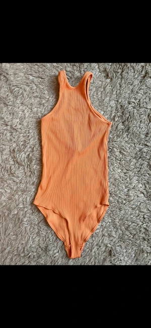 Body🍊 - Älskar blek orangea färgen, mandarinorange Skärningen så snygg, går in på mitten av bröstet. Djup rygg Mjuk bekväm passar dom flesta Oanvänd pga för feg för utan bh Jag är 170 och den passar bra