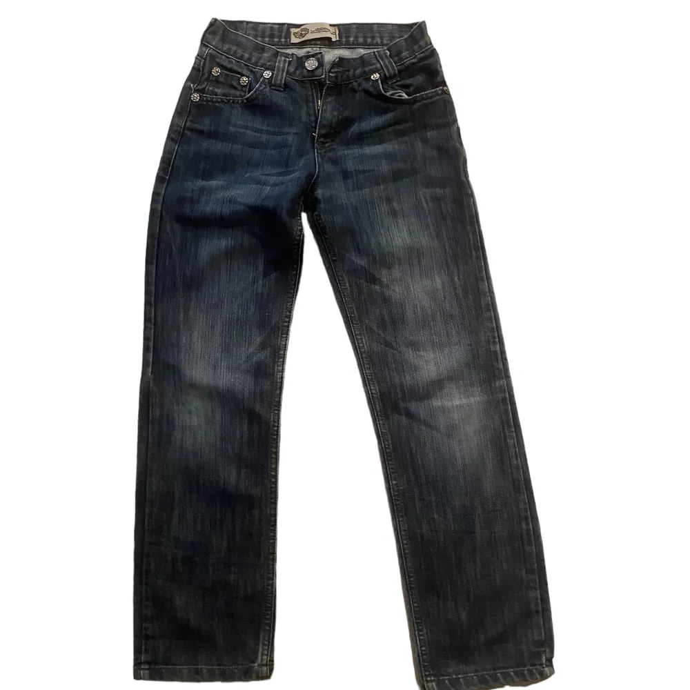 Skit snygga edhardy jeans som tyvärr är för små för mig. Är väldigt osäker på storleken då dom lapparna är avklippta men skulle säga XS. Skriv för frågor, mått eller bilder!💋 (pris kan disskuteras). Jeans & Byxor.