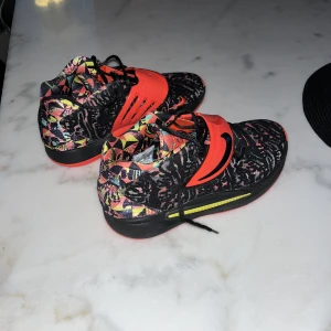 Nike KD basketskor - Säljer nu mina Nike KD då jag tror att de har mer nytta hos någon annan. Fantastiska basketskor som endast används ett fåtal gånger.