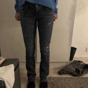 Säljer mina favvo ltb jeans i modellen valerie eftersom de är för stora för mig🥰 Andvända mycket så dem är lite slitna vid inner låren (där av priset) annars i jättebra skick!!!❤️ 