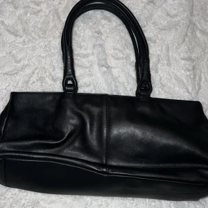 Väska - Svart vintage väska, aldrig använd av mig (ser knappt använd ut) köpt secondhand 