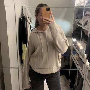 Intressekoll på min knappt använda casmere hoodie från hm. Den har ett nypris på 1299kr💕tröjan är i en storlek L men jag skulle vilja säga att den är ganska liten i storleken så skulle passa en S/M också.