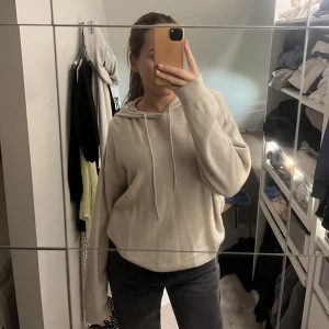 Casmere Hoodie  - Intressekoll på min knappt använda casmere hoodie från hm. Den har ett nypris på 1299kr💕tröjan är i en storlek L men jag skulle vilja säga att den är ganska liten i storleken så skulle passa en S/M också.