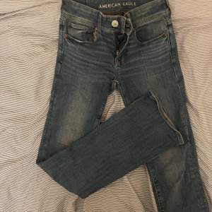Lowwaist och bootcut jeans från American Eagle💖 Jättesnygga och i bra skick!