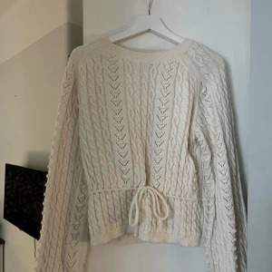 Virkad tröja från Zara - Fin virkad tröja från Zara i storlek M med justerbart band. Fint skick!