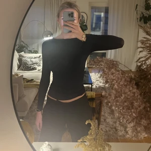 Intimissimi tröja i cashmere  - Säljer nu en likadan Intimissimi tröja i svart, nästintill oanvänd! Storlek Small, färgen framgår på andra bilden! 🤍