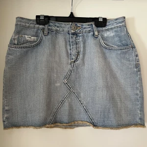 Jeanskjol - Jeanskjol från Gina tricot. Medelhög midja. Skriv vid intresse, pris kan diskuteras.💖💖