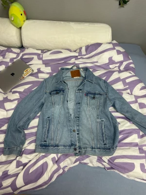 Levis- jeansjacka - Väldigt fint skick, fint tryck på ryggen