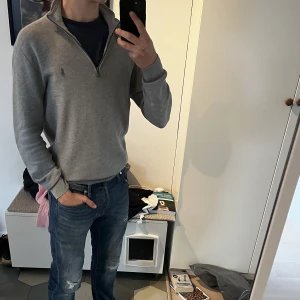 Polo Ralph Lauren - half zip hoodie🌟🩶 - Säljer nu en riktigt snygg och trendig polo half zip. Den är i riktigt skönt material,  såklart Ralph Lauren kvalite🤩👌 9/10 i skick, ny pris 2200, skriv om ni har några frågor eller vill ha fler bilder🩶💫