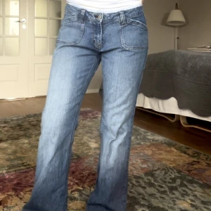 Y2k lågmidjade bootcut jeans - Så snygga och trendiga y2k jeans, lågmidjade och bootcut! Inga defekter och är i perfekt skick❣️Storlek 36/38! Märket är Guess💕