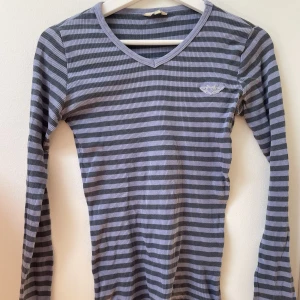 Jättefin långärmad tröja - Så fin tröja! Använd men i bra skick✨  Skriv för mer info/bilder och använd gärna köp nu! ✅