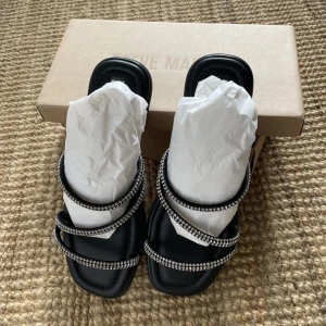 STEVE MADDEN  - Helt nya sandaler från Steve Madden. Säljes då jag råkade köpa två i somras. Storlek: 40 (men passar mig som har 39 vanligtvis)/ Sophia 