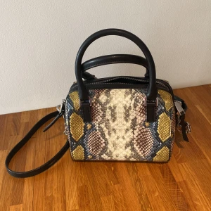 Handväska   - Supersnygg handväska från Calvin Klein. Går att ha crossbody eller att hålla i handen