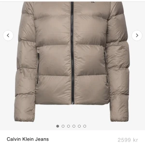 Ck jeans dam jacka  - Storlek S, använd två gånger, rätt varm bra att ha på hösten och vintern.