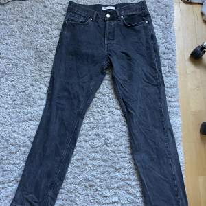 Svarta jeans från Zara, använder pga för små. Snygg och bra modell, straight fit typ. De är typ 33/32 i storlek men de står EUR 42 på pappen.