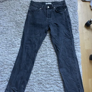 Jeans zara  - Svarta jeans från Zara, använder pga för små. Snygg och bra modell, straight fit typ. De är typ 33/32 i storlek men de står EUR 42 på pappen.