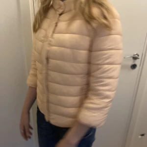 Trekvartsärmad jacka  - Säljer nu denna så fina Herno liknande trekvartsärmad jackan. Så perfekt till hösten. 