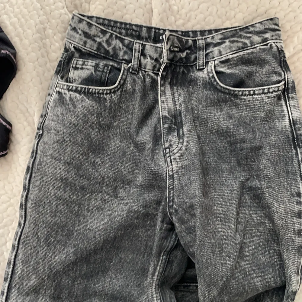 Gråa jeans high waisted använda några få gånger pga har ett par till! I jättebra skick! High waisted storlek 34. Ca/ 25/26-32. Jeans & Byxor.