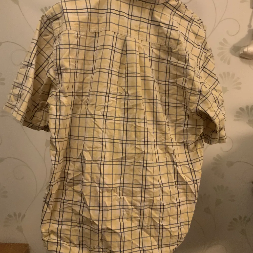 Elegant Carhartt skjorta i storlek M. Finns få tecken på slitage, ett litet hål finns. Skriv för bild. Kan möta upp men även frakta!. Skjortor.