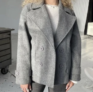 Grå kappa - Grå kappa som liknar den från design by si! Den är klippt där nere men sedan uppsydd så det syns ej💞 Den är köpt här på plick! Lånade bilder