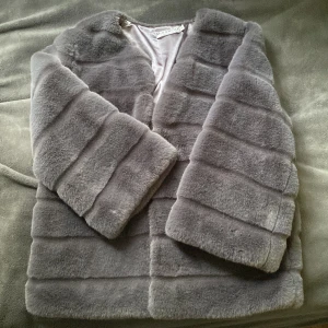 Pälsjacka  - Jättefin och mysig fluffig och skön fuskpälsjacka. Har trekvartsärm och är verkligen så fin😍Grå i storlek S, perfekt nu i höst!