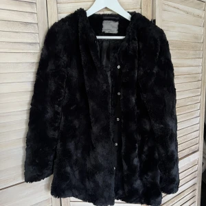 Svart jacka - Svart jacka i fluffig fuskpäls. Jättefin, sparsamt använd. Storlek S, tycker mer den är som en M. Nypris 299kr 🌸