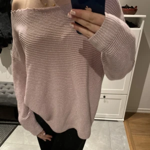 Tröja - Skimrig tröja. Vet inte riktigt vilken stl det är men jag har vanligtvis stl S o denna sitter bra den funkar även som M/L🙃💕
