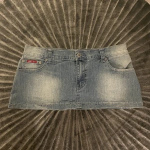 Jeanskjol - En mini jeanskjol som är oandvänd.