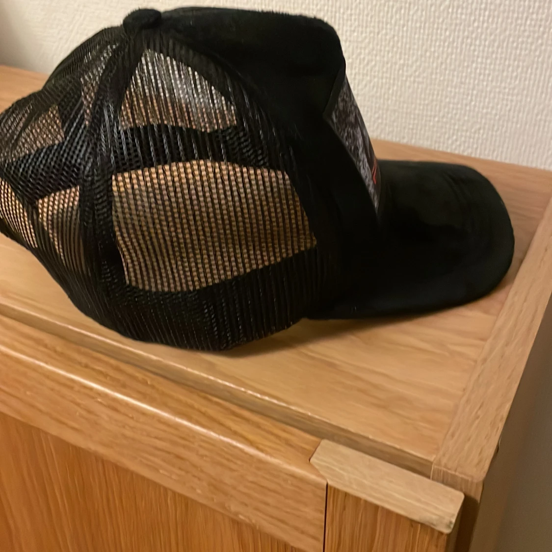 Helt oanvänd keps med velvet material.