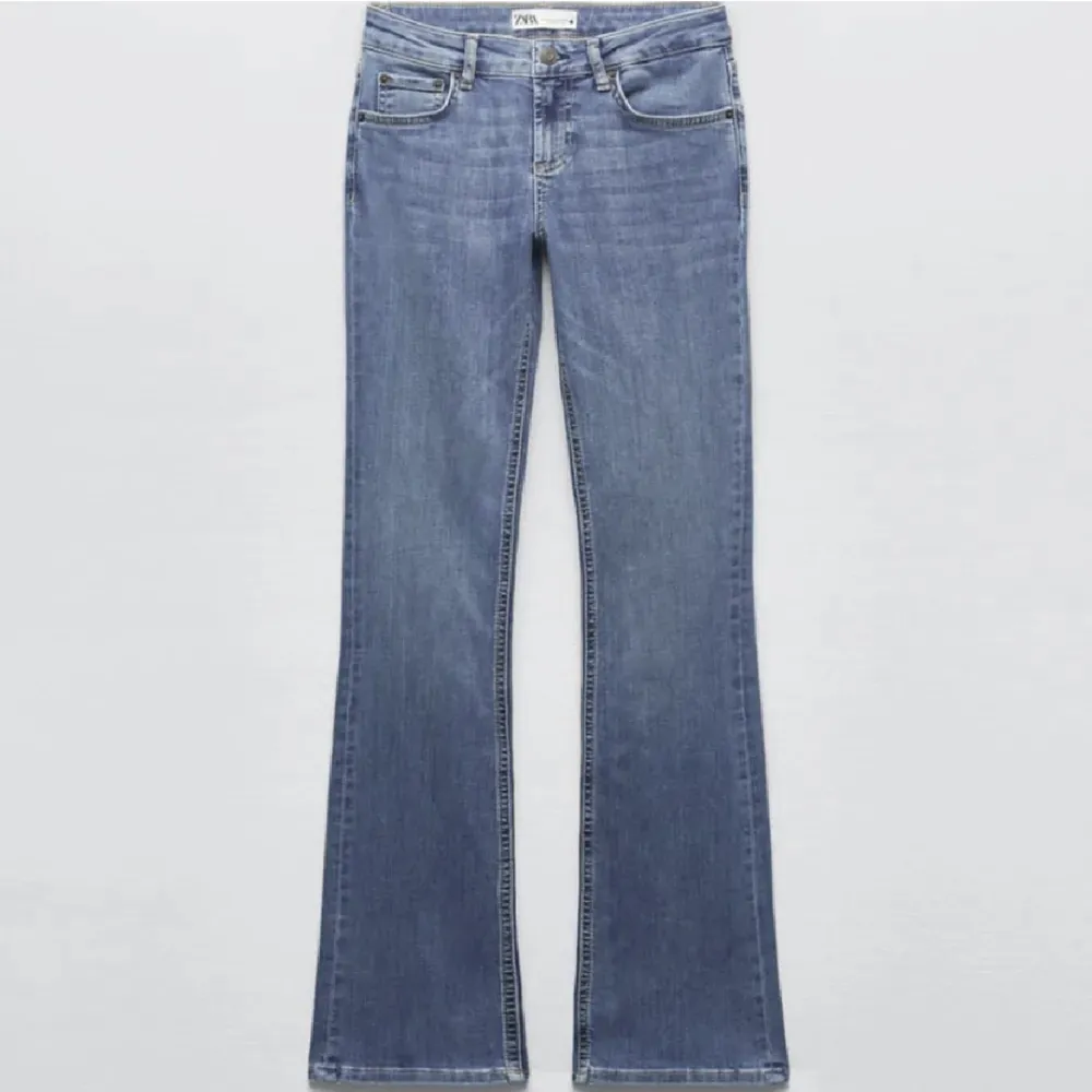 Low waist jeans från zara som är slutsålda, bootcut och superfina i superbra skick, obs lånade bilder från hemsidan, knappt använda alls💓💓. Jeans & Byxor.